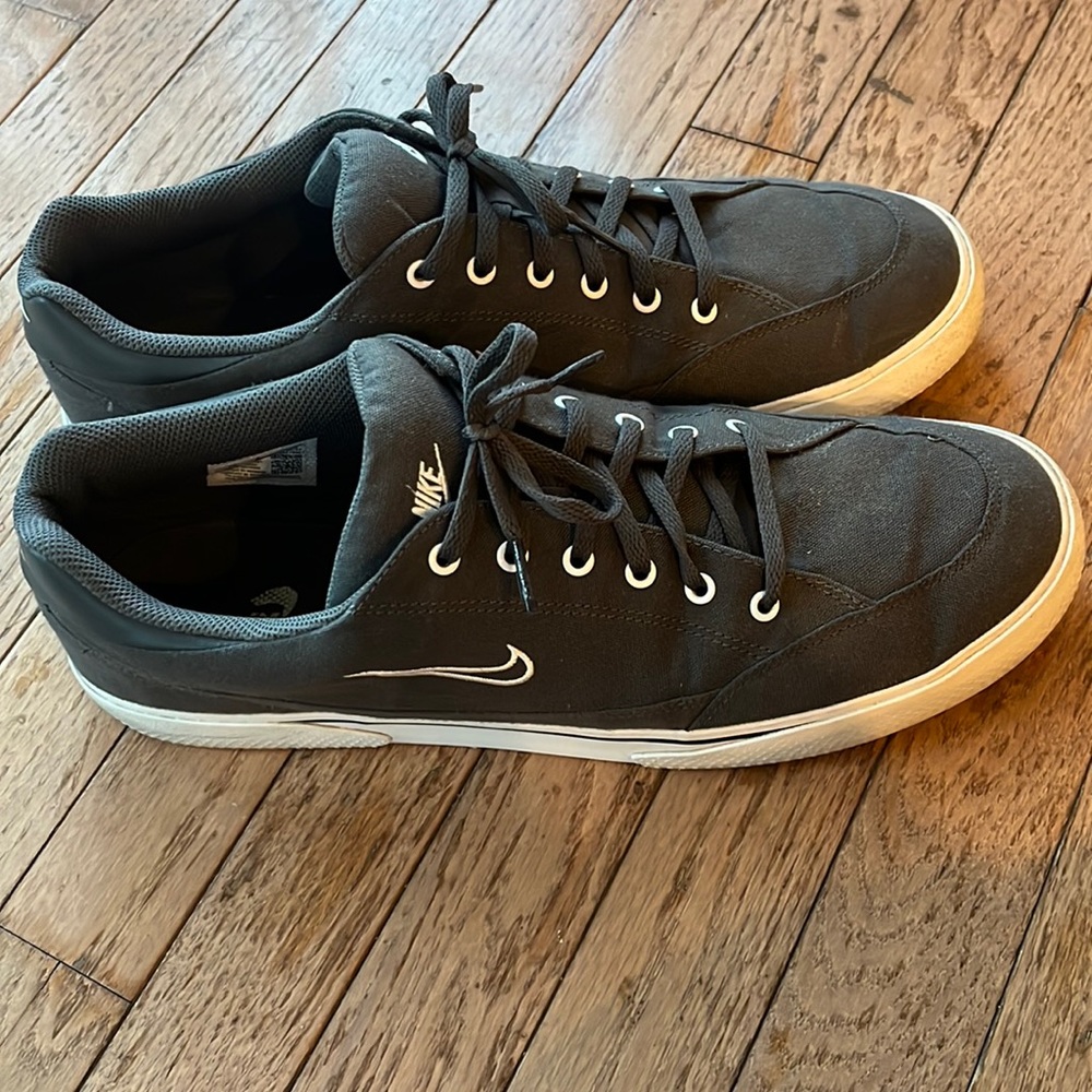 Mens dark grey casual Nike.